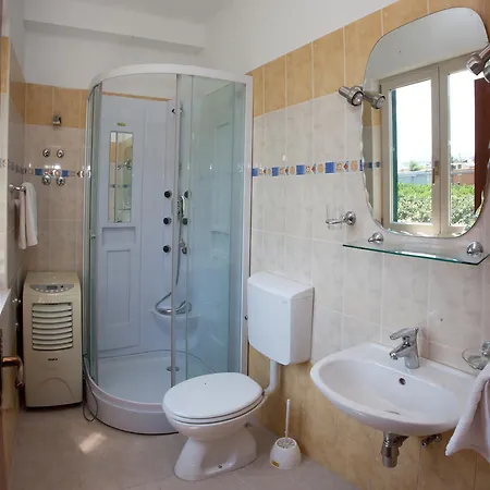Yacht Beach Apartments Kastela Room photo