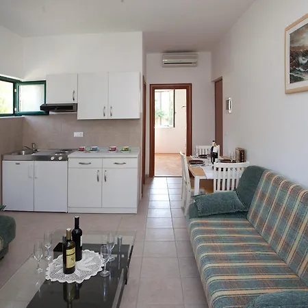 Yacht Beach Apartments Kastela Room photo