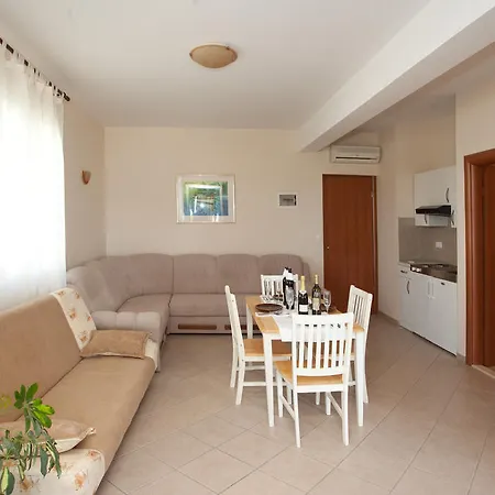 Yacht Beach Apartments Kastela Room photo