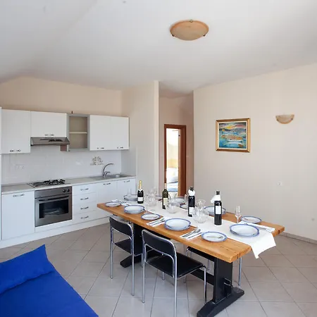 Yacht Beach Apartments Kastela Room photo